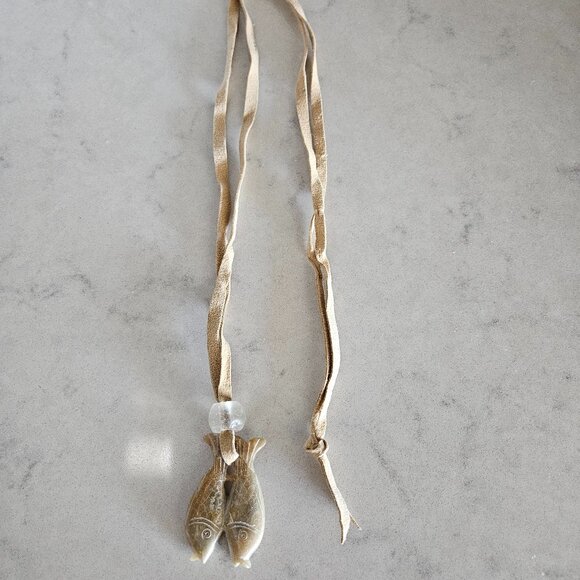 ASIAN NATURAL GREEN & BROWN JADEITE TWO-SIDED FISH PENDANT WITH CHAMOIS NECKLACE - Picture 5 of 16